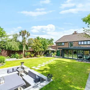 Gatsby With Large Garden And Fancy Hot Tub Villa